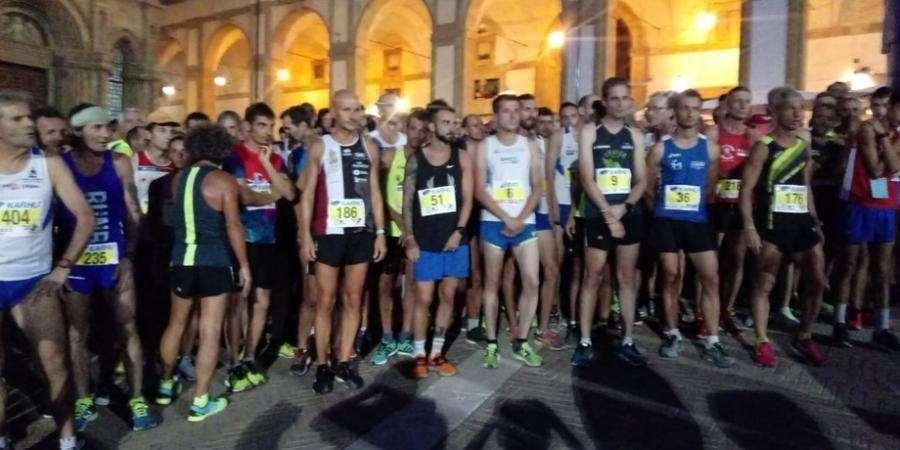 Tra i tanti podisti umbri in gara, Alessandro e Caterina trionfano in notturna ad Arezzo