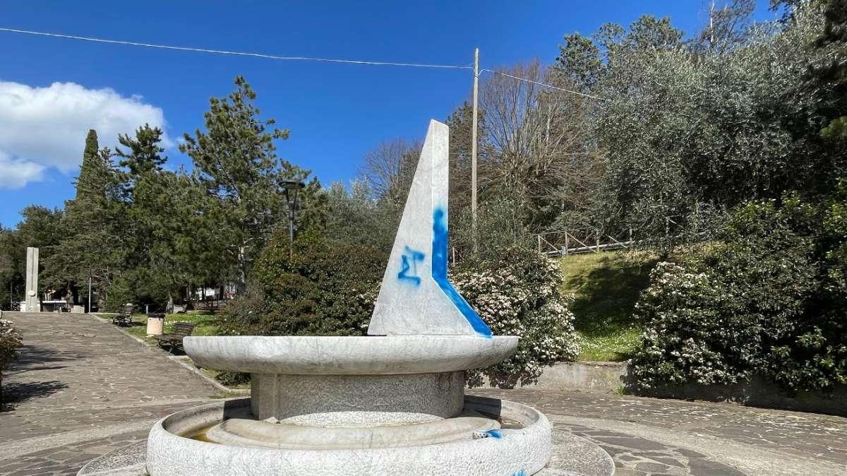 Ancora atti vandalici a Magione! Imbrattata fontana marmorea con vernice indelebile