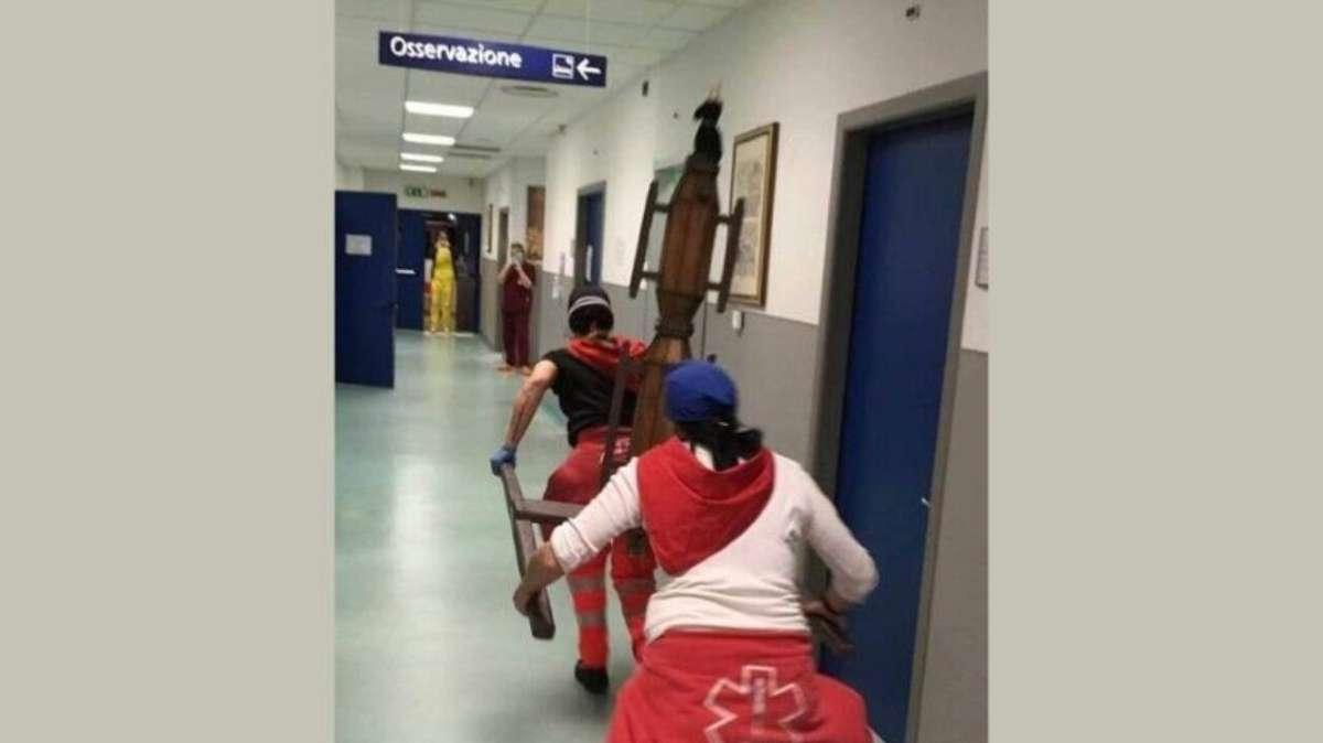 Avevano messo in scena la "Corsa dei Ceri" nella corsia dell'ospedale: parte il procedimento disciplinare