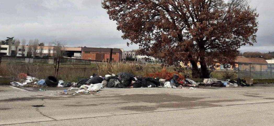 Inammissibile! Discarica abusiva da mesi lungo la strada e nessuno che interviene, nonostante i topi...