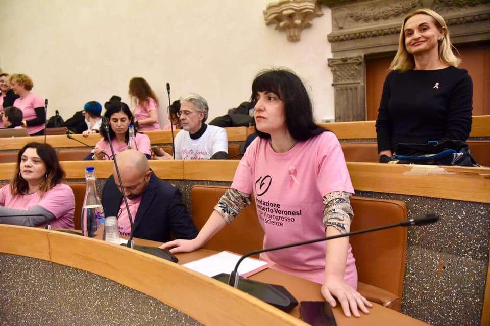 Il consiglio comunale di Perugia "indossa" la maglia rosa del progetto Pink is Good