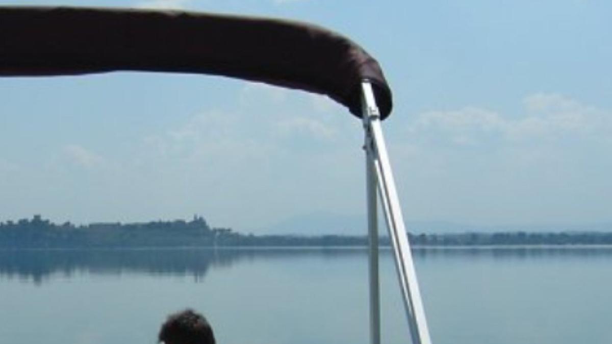 Nella disperata situazione del livello del Trasimeno, si potrà andare gratis alla Polvese con un noleggio da 12 posti