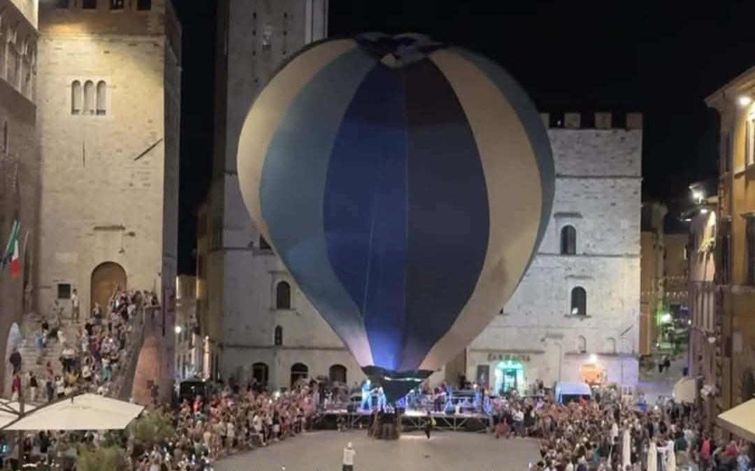 Il successo a Todi dell'Umbria Balloon Festival per tanti curiosi ed appassionati: turisti e residenti