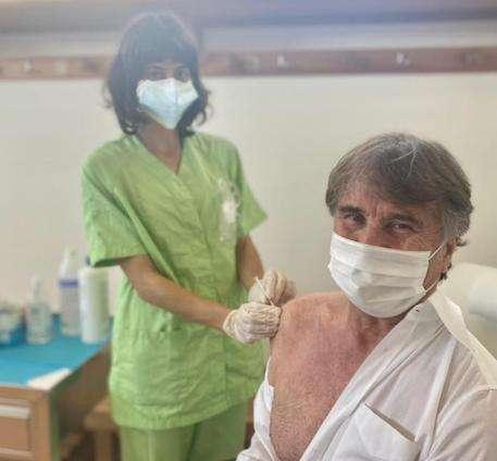 Anche Brunello Cucinelli non si è sottratto al rito: la foto scattata mentre ci si sta vaccinando