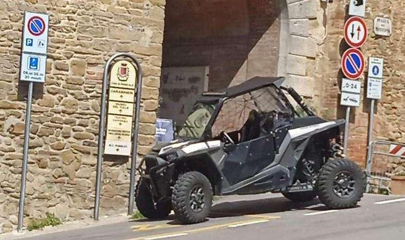 Polemica a Panicale: sicuri che questo mezzo è adibito a scarico merci?