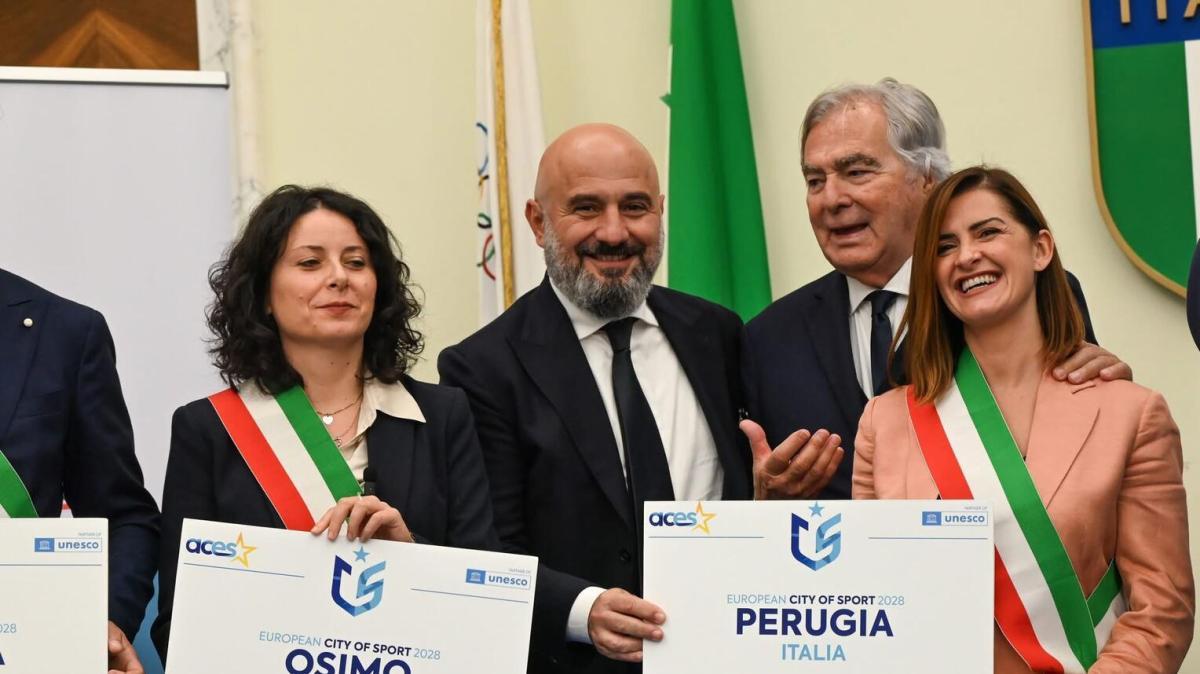 La sindaca Vittoria Ferdinandi e l'assessore Pierluigi Vossi hanno ritirato la targa di "Perugia Città europea dello sport 2028"