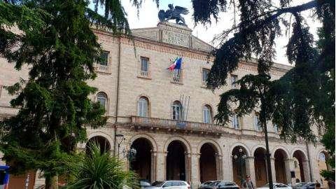 Dipendente della Provincia di Perugia assente dal luogo di lavoro, ma risultava in servizio...