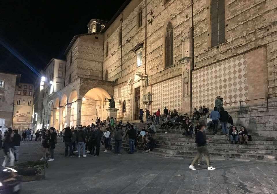 Il centro storico di Perugia torna ad essere pieno: assembramenti un po' ovunque