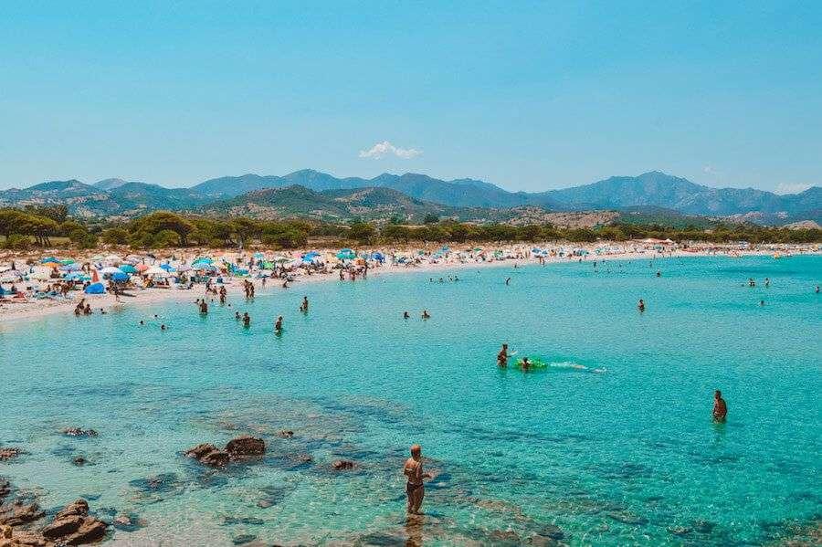 In vacanza in Sardegna, muore in spiaggia a 75 anni per il gran caldo