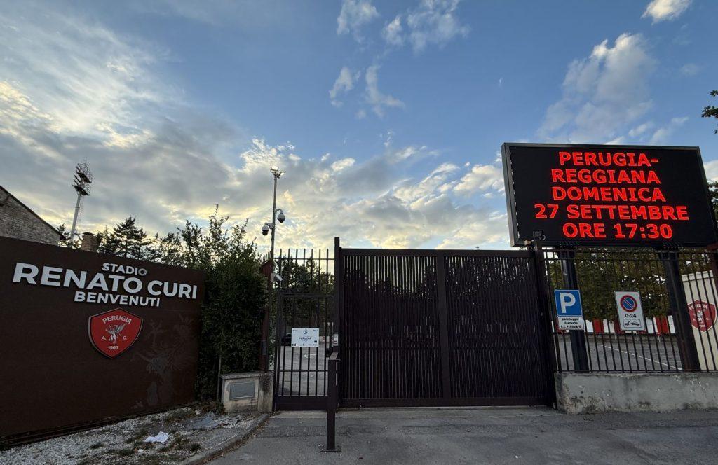 Un nuovo maxischermo all'esterno dello Stadio Curi per informare e pubblicizzare
