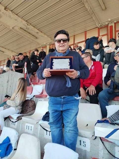 Dai tifosi dell'Orvietana un riconoscimento al presidente Roberto Biagioli