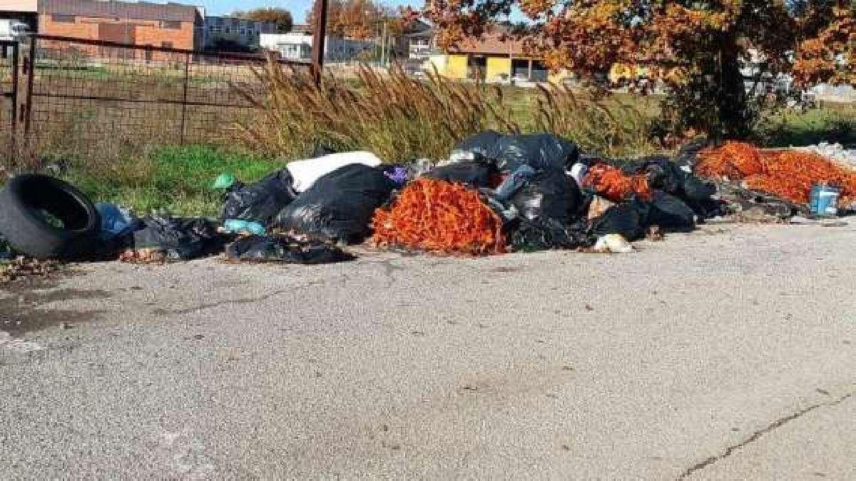 Incredibile! Da mesi la discarica abusiva lungo la strada a Santa Sabina cresce ogni giorno di più!