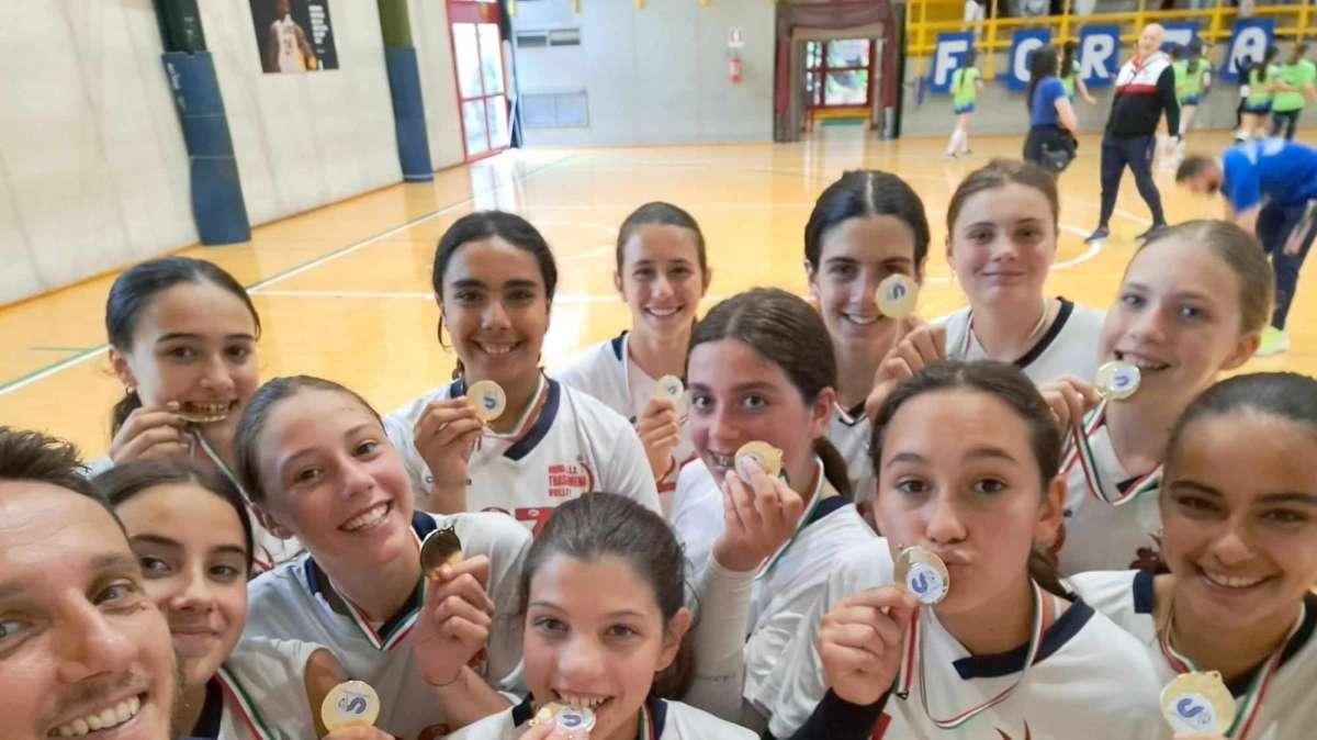Alle ragazze del Trasimanzo Castiglione del Lago il titolo Under 13 regionale di volley del CSI 
