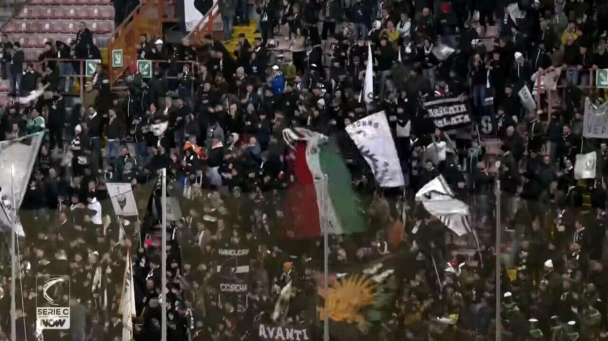 Denunciato chi aveva squarciato le gomme ai tifosi del Cesena: scoperto dalle telecamere