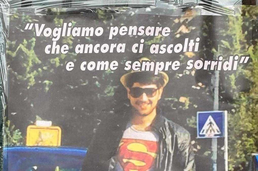 Tantissimi amici in campo per ricordare Mattia Chiani... "Vogliamo pensare che ancora ci ascolti e come sempre sorridi"