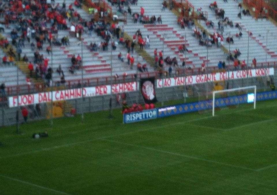 La Curva Nord ricorda il "Tancio": uno striscione per lui e Giacomazzi ha depositato un mazzo di fiori nel parterre