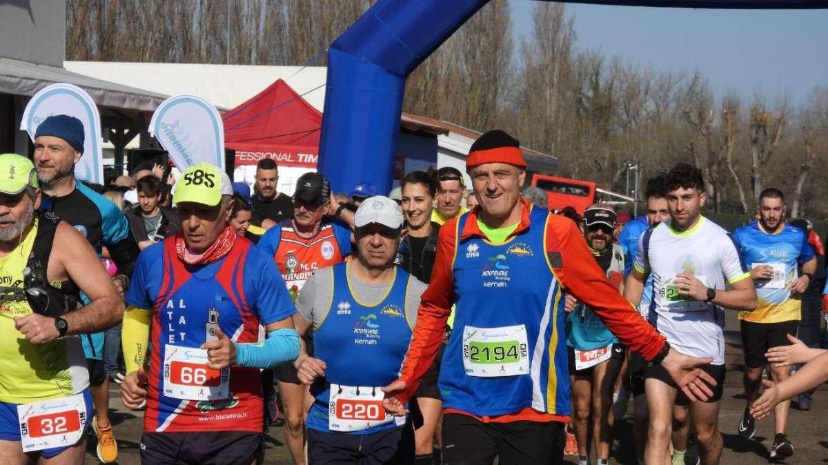 La festa della Strasimeno: podisti dai mille colori ad animare le strade