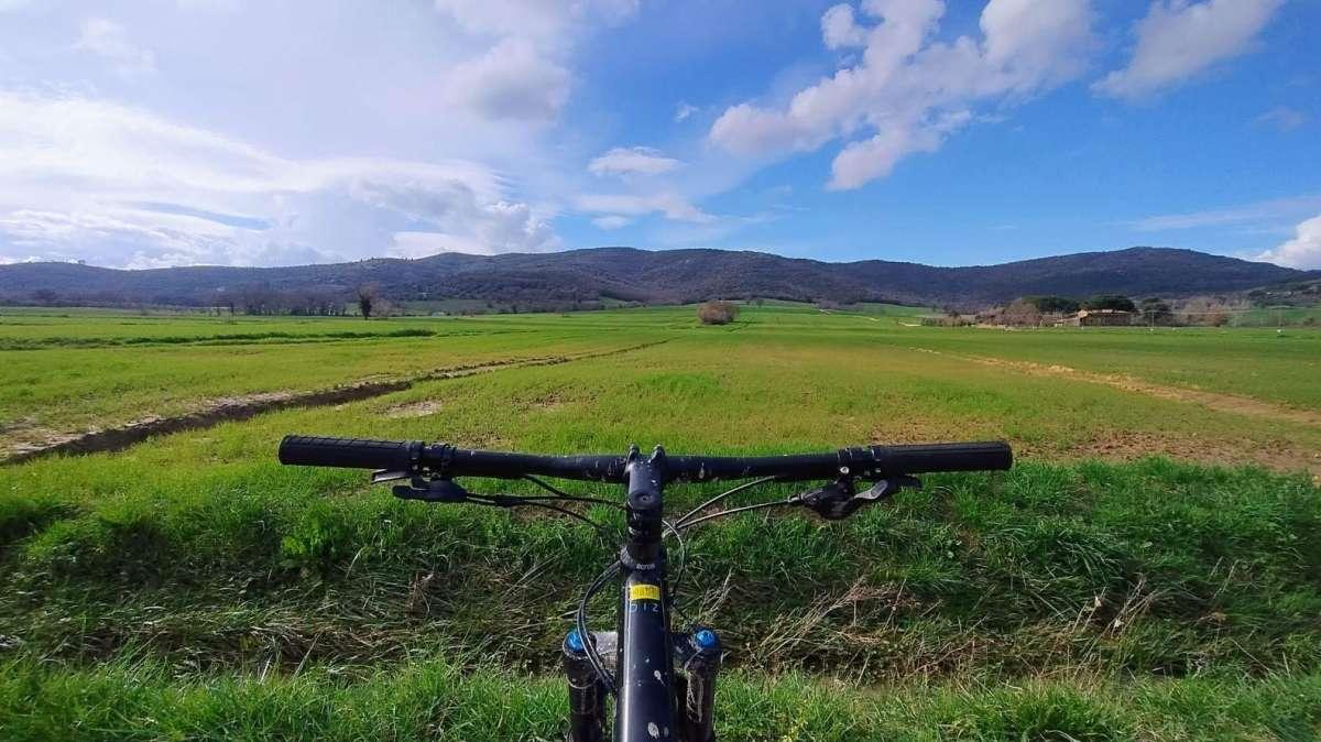 Questa domenica tutti in sella per scoprire in bici la ciclovia Trasimeno-Corciano