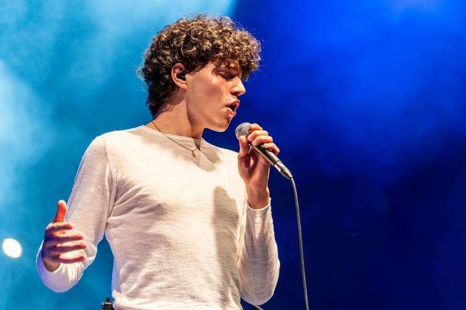 La favola del cantante perugino Nicolò Filippucci ad "Amici": l'Italia si sta innamorando di lui