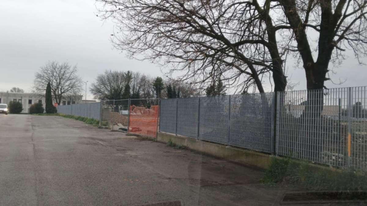 Ci sono voluti 17 mesi di attesa, ma finalmente Santa Sabina è libera dalla discarica abusiva lungo la strada!