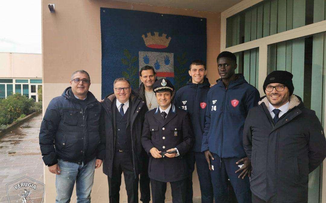 Il Perugia in visita al carcere di Capanne per l’iniziativa “Bambini senza sbarre”  