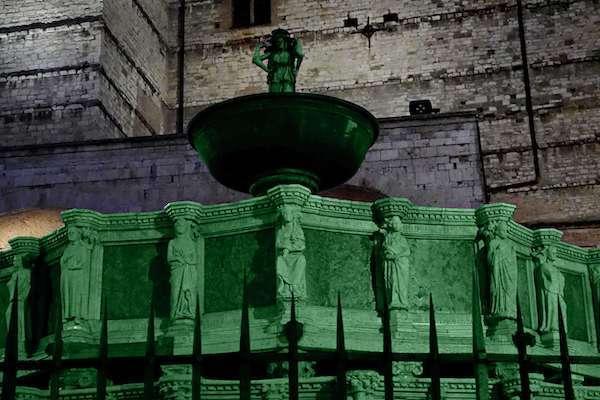 Domani a Perugia la Fontana Maggiore e la Torre degli Sciri saranno illuminate di verde a fin di bene