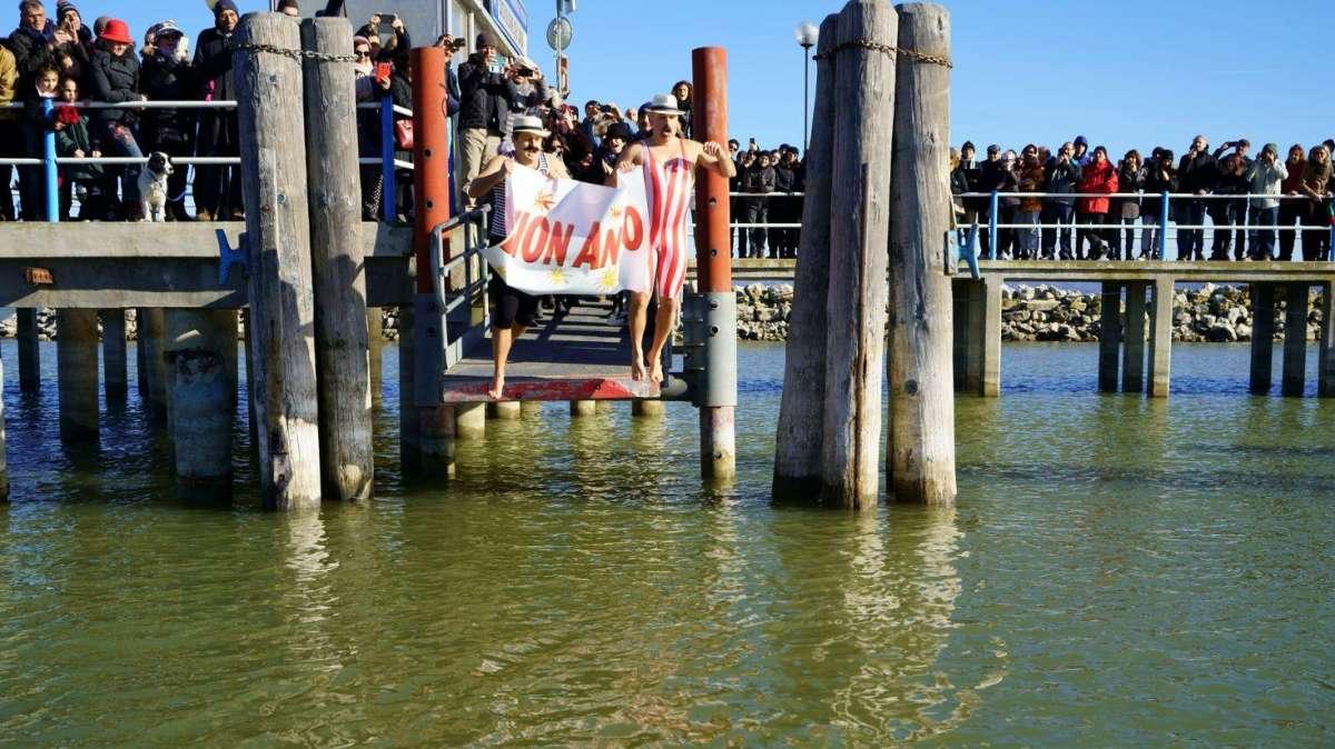 A Castiglione del Lago a capodanno ci si tuffa nelle gelide acque del Trasimeno