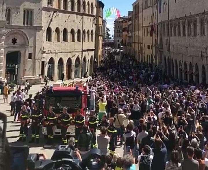 Follia a Perugia! C'è chi si sente preso in giro! Ma questo in Corso Vannucci non è un assembramento?