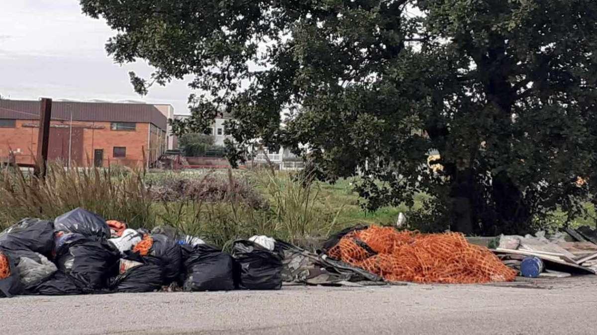 Una situazione incredibile! Da mesi a Santa Sabina c'è ancora la discarica abusiva lungo la strada! 