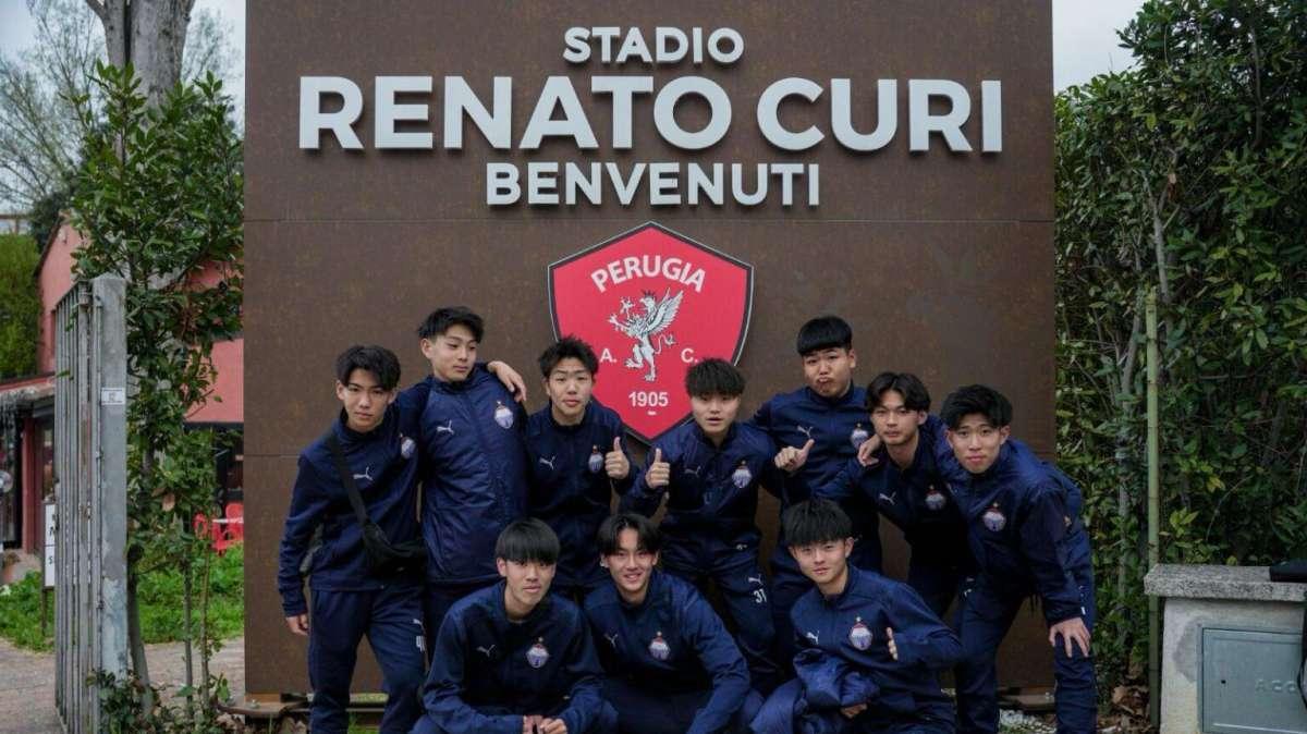 Squadra giapponese sugli spalti del Curi per la sfida contro il Pineto