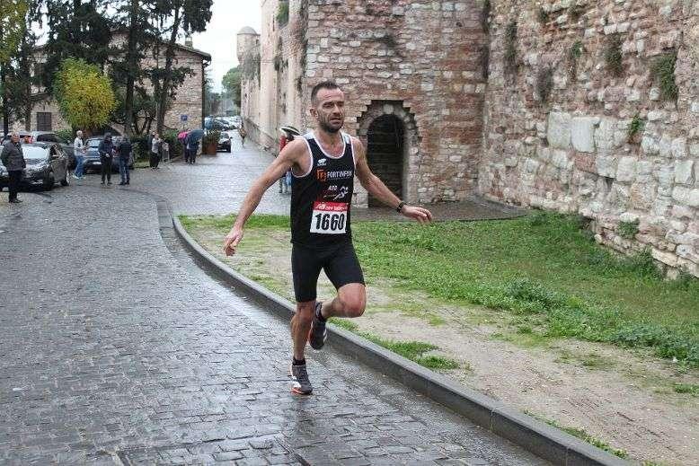 Trofeo L'Alternativa a Spello di podismo: classifica maschile con Simone che ha fatto il vuoto alle spalle