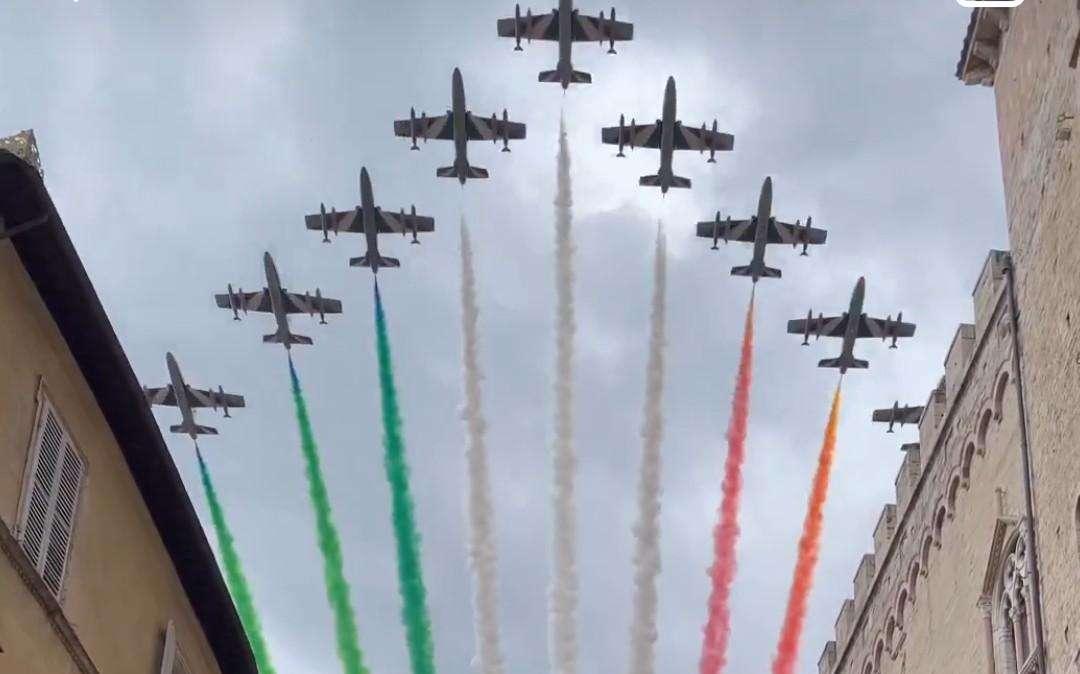 Lo spettacolo di stamattina delle Frecce Tricolori a Perugia in Corso Vannucci e non solo...