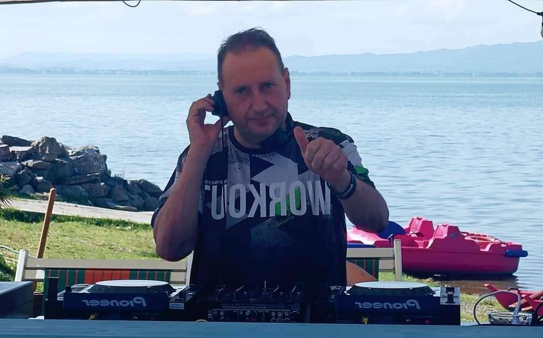 A Passignano muore il Dj appena prima dell'inizio della festa sul lungolago: città sconvolta!