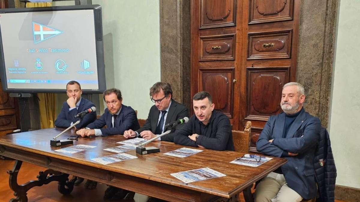 Al Lago Trasimeno la prima tappa del Trofeo Optimist Italia Kinder Joy of Moving 2024 di vela giovanile