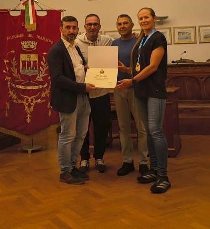 Passignano in festa per Vira Lemekha, nuova campionessa del mondo di SUP (Stand Up Paddle)