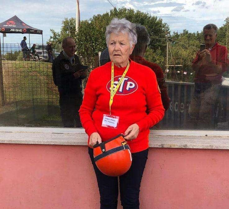 Che impresa per Mara! Sulla pista di motocross a 81 anni, passegera del sidecar!
