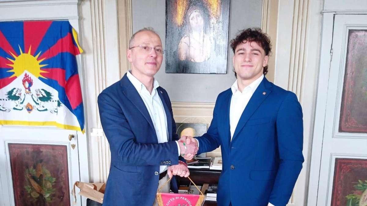 Premiato in Comune il campione perugino Federico Rotoni