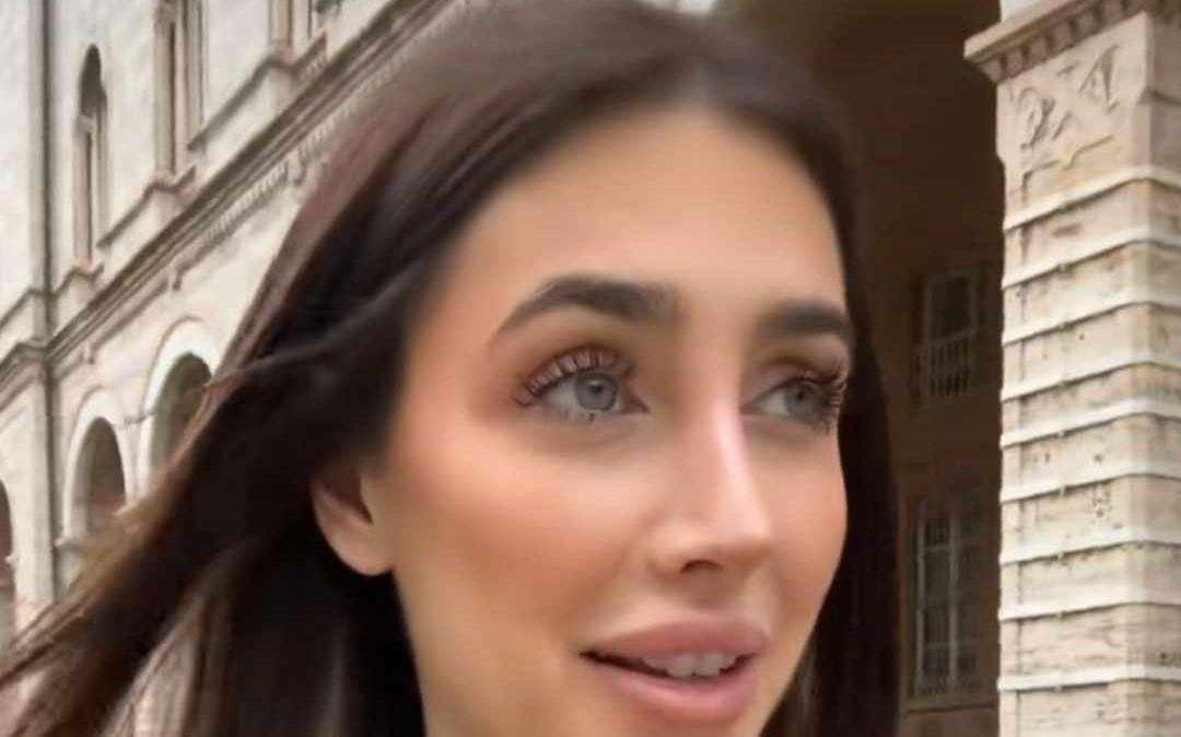 Michelle Comi oggi a sorpresa a passeggio a Perugia: assalita dai fans di ogni età 