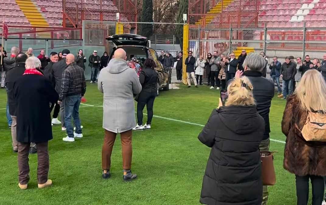 Una Perugia commossa ha dato l'ultimo saluto a Carlo Giulietti: la tifoseria unita nel dolore 