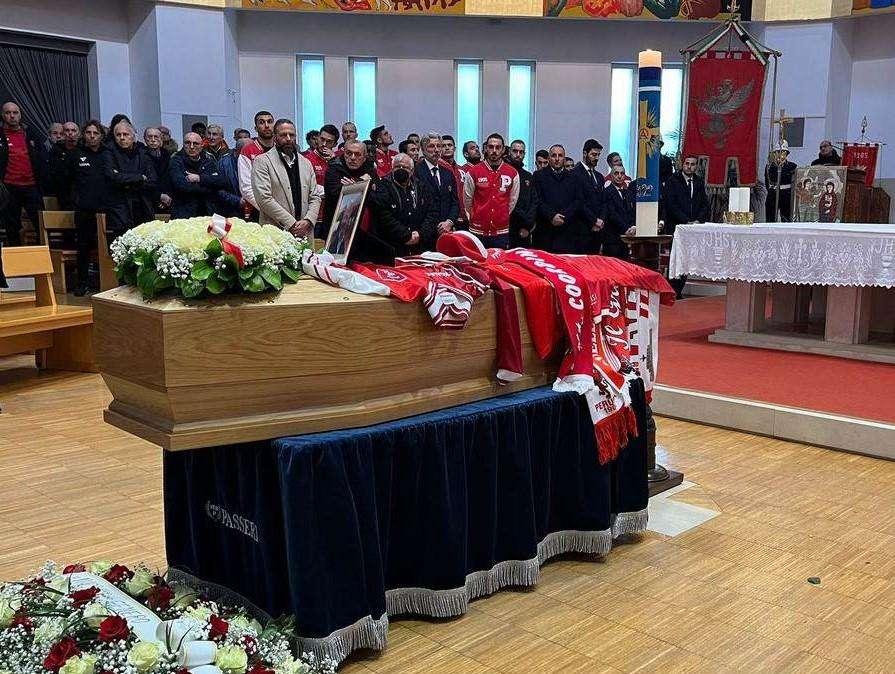 Commozione e tanti ricordi ai funerali di Ilario Castagner: la città si è ritrovata a Ferro di Cavallo