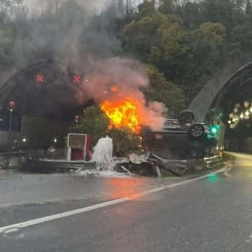 Mattinata di caos a Perugia, per l'incendio di un'auto in superstrada dopo un incidente 