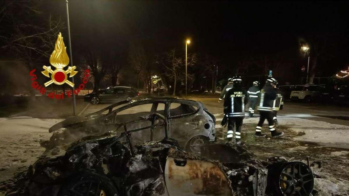Nella notte a fuoco due auto a San Feliciano: ipotesi dolosa o petardi 