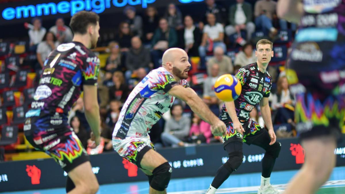 La Sir Susa Scai Perugia in campo a Monza nell'anticipo della Superlega di volley maschile