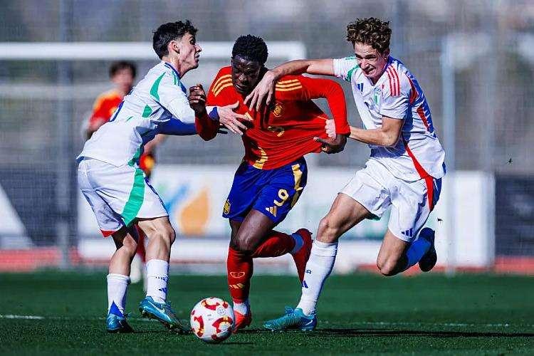 Il grifone Matteo Plaia in campo da titolare in Spagna con la nazionale azzurra Under 19