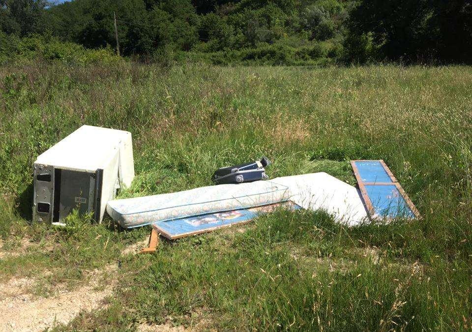 Getta tutto in un campo, ma grazie al codice a barre del frigorifero si risalirà al proprietario