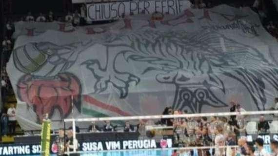 E' bufera a Perugia sulla curva dei Sirmaniaci! "Quel Grifo capovolto a testa in giù è un affronto alla città"