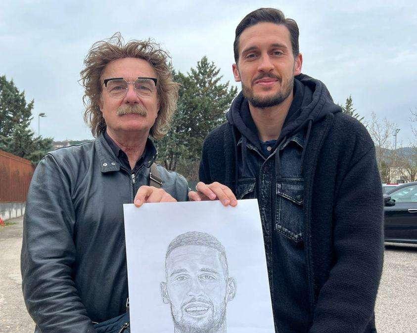 Al grifone Gabriele Angella il ritratto di Paola Filomeno: la consegna allo Stadio Curi