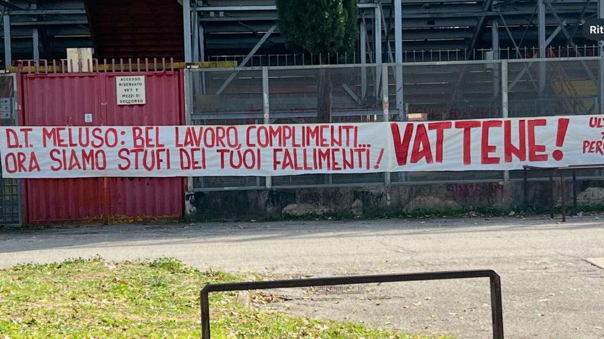 I tifosi sicuri su chi sia il colpevole di un Perugia così disastroso: striscione appeso al Curi contro il DT Meluso