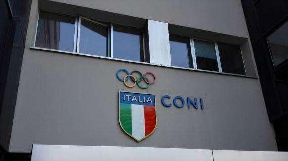 Striscioni dei tifosi di Lecco e Foggia davanti alla sede del Coni
