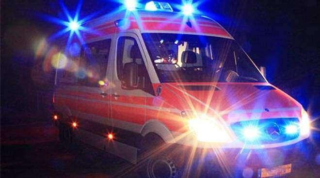 Tragico incidente nella tarda serata a Perugia: un morto e due feriti in uno scontro
